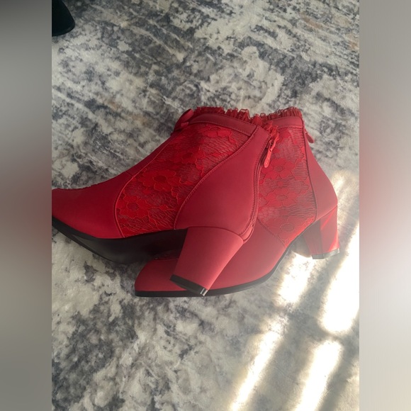 Red boots - Picture 2 of 4